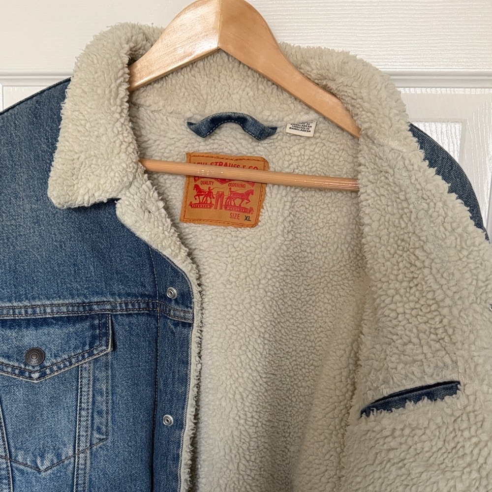 Levi's Classic Blue Denim Men's Jacket with Sherpa Lining | Size XL - Picture 4 of 13